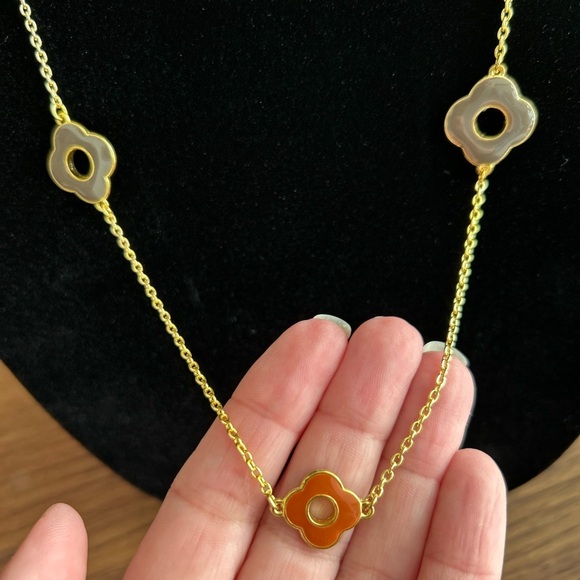 Long gold-toned necklace with enamel clovers, 22”, Vintage Classic Feminine - Picture 2 of 6